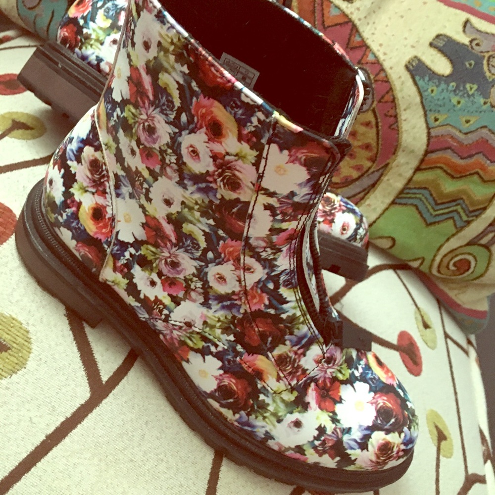 Rocket dog boots size 7